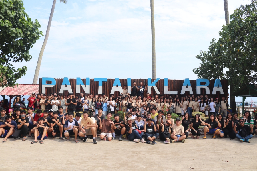 Peserta Didik Kelas 9 SMP Xaverius 2 Liburan ke Pantai Sebelum US