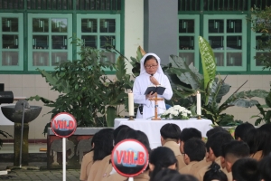 SMP Xaverius 2 Bandar Lampung Gelar Senam Bersama dan Ibadat Persiapan Sumatif Akhir Semester