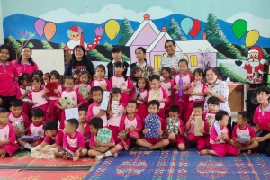 SMP XAVEPA GEMILANG BERBAGI HADIAH NATAL UNTUK ADIK-ADIK TK DAN SD XAVERIUS